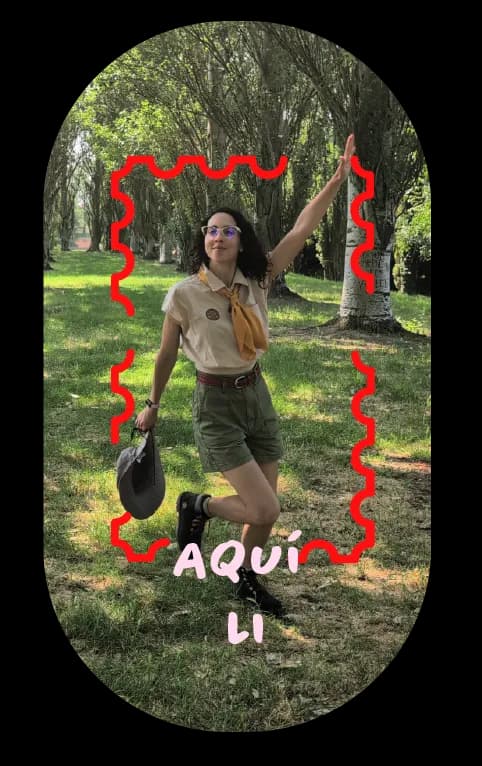 Lilen entre álamos, sombrero en la mano y el brazo en alto, con la anotación «AQUÍ LI» escrita sobre la foto