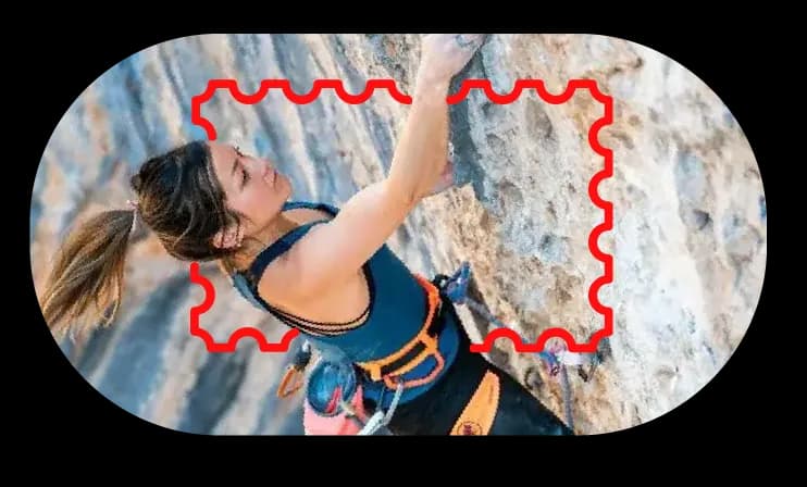 Katherine Choong escalando una pared de roca, colgada de una presa con el brazo estirado